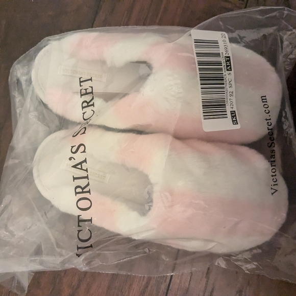 New Victoria secret Closed-Toe Faux Fur Slippers small - Picture 3 of 3